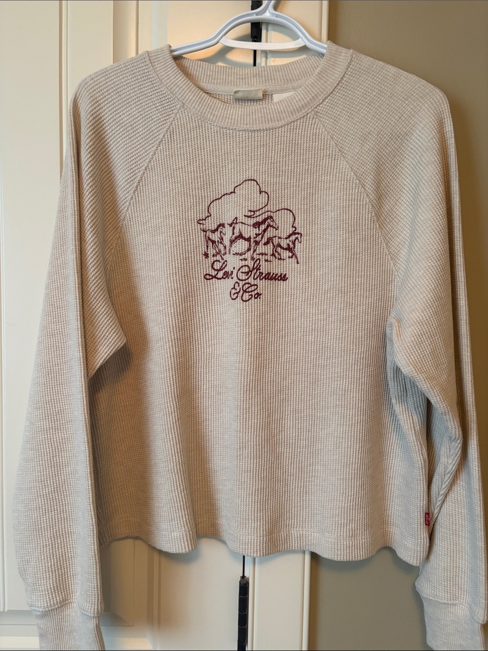 LEVI’S Women’s Cream Waffle-Knit Crew Sweatshirt with Burgundy Print